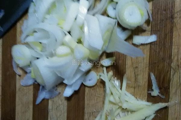 草鱼炖豆腐的做法图解1