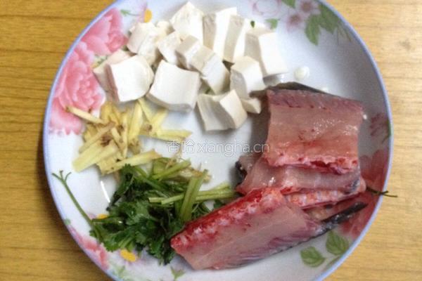 清淡养生鲫鱼豆腐汤的做法图解2