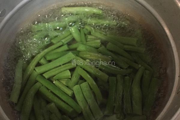 酱香豆角烧茄子的做法图解1