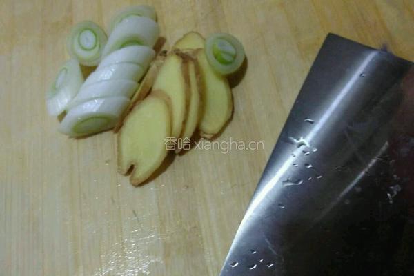 砂锅酸菜白肉的做法图解1