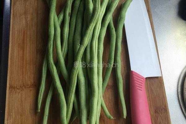 咸肉炒豆角的做法图解2