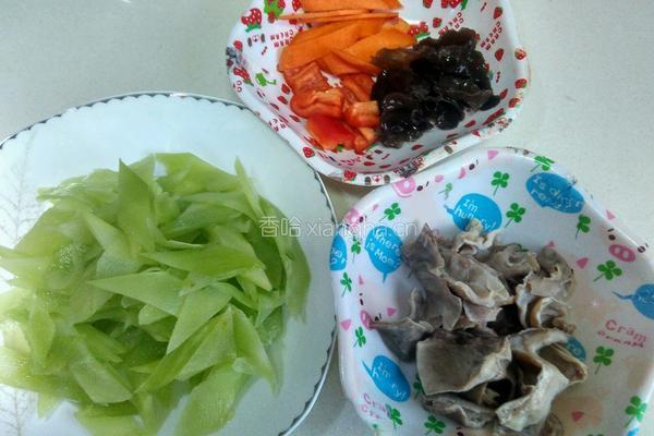 莴苣木耳炒肚片的做法图解1