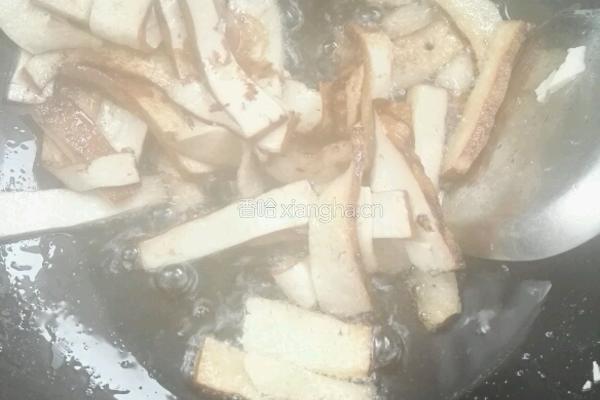青椒.香干炒肉的做法图解1