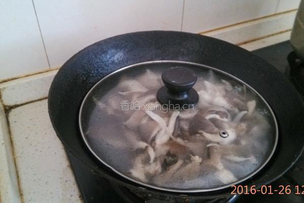 蘑菇炒鸡蛋的做法图解2