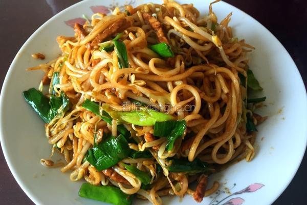 豆芽蒜苗肉丝炒面的做法图解6