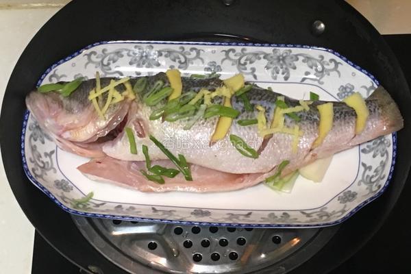 清蒸鲈鱼家常菜的做法图解10