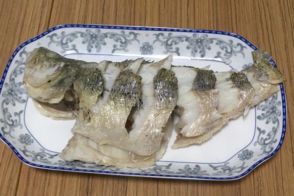 清蒸鲈鱼家常菜的做法图解12