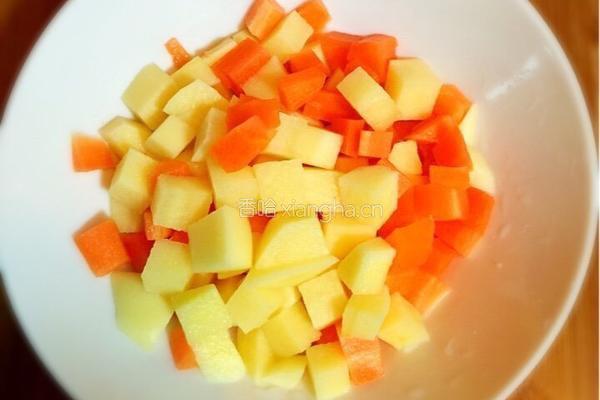 土豆香肠胡萝卜焖饭的做法图解1
