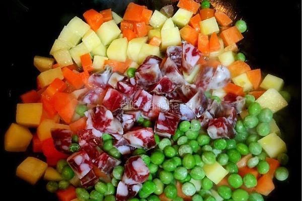 土豆香肠胡萝卜焖饭的做法图解3