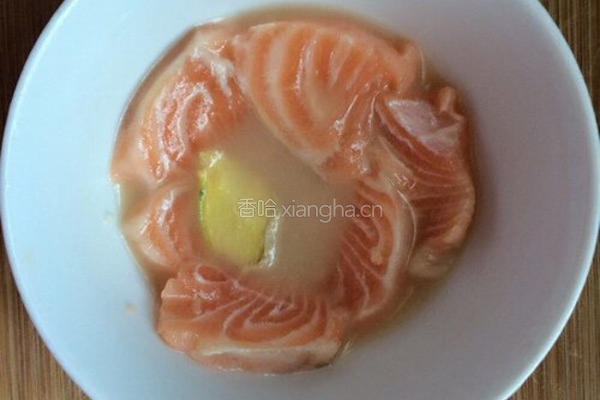 油面筋塞三文鱼的做法图解2
