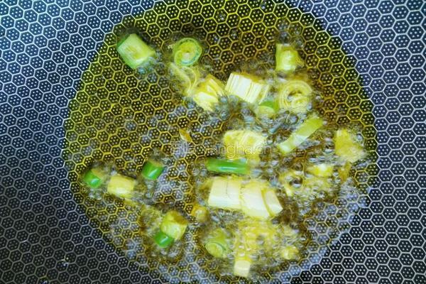 土豆炒香菇肉片的做法图解2