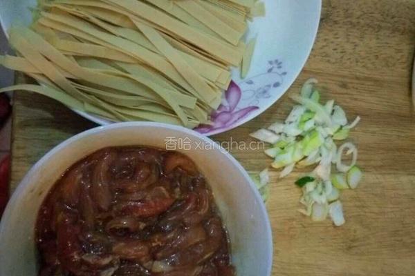 肉丝干豆腐皮的做法图解1