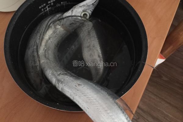 辣椒炒带鱼的做法图解1
