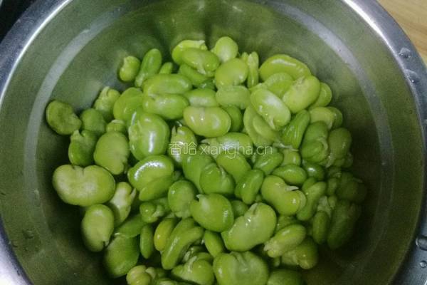 蚕豆炒鸡蛋的做法图解2