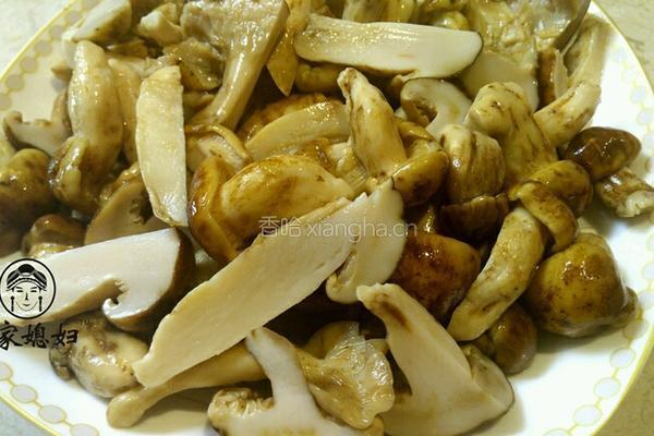 藏家盐渍菌炖土鸡的做法图解2