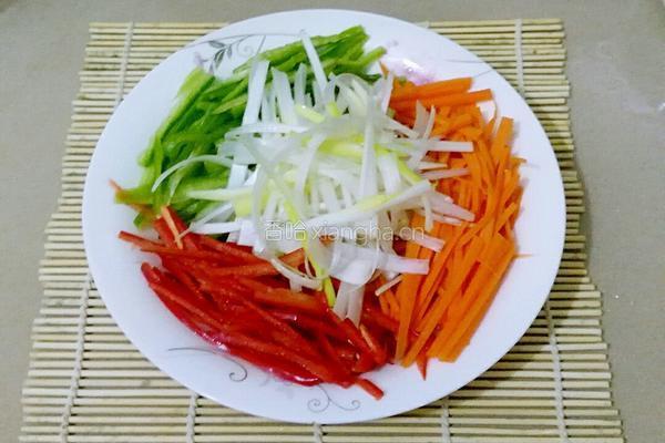 鱼香肉丝（改版）的做法图解2