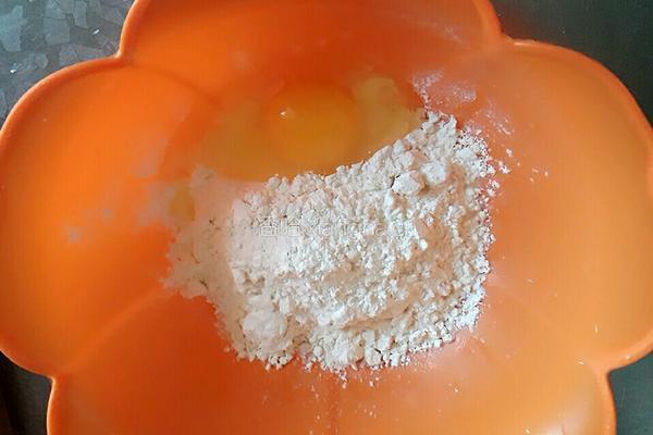 胡萝卜鸡蛋火腿卷的做法图解2
