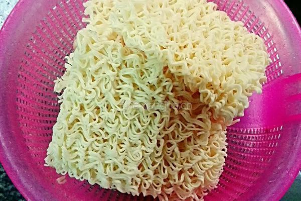 芹菜炒面条的做法图解1