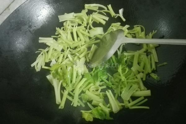 芹菜炒面条的做法图解5