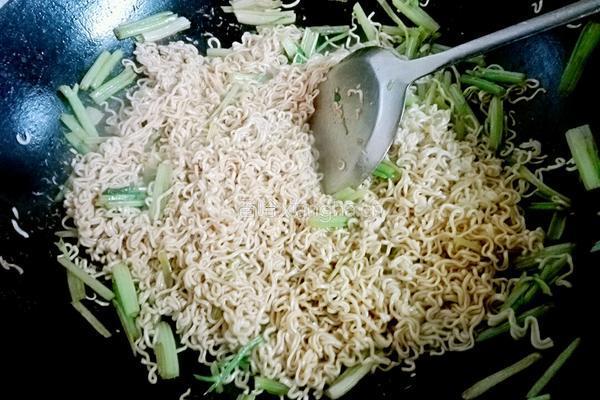 芹菜炒面条的做法图解6