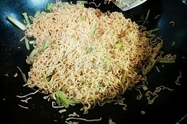 芹菜炒面条的做法图解7