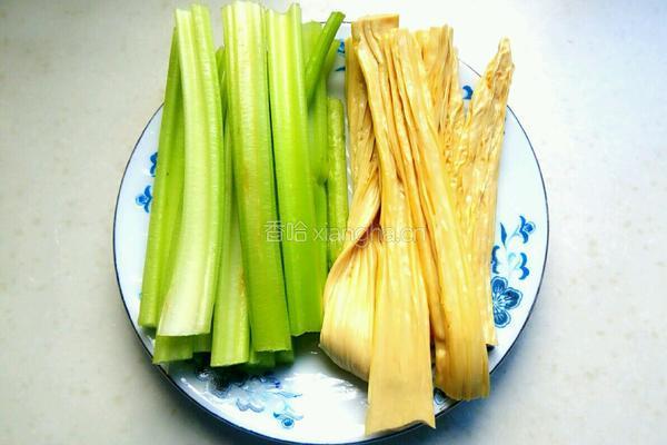 西芹腐竹的做法图解1