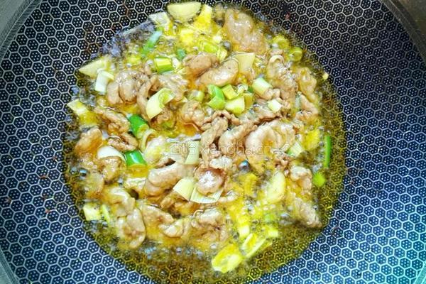 白菜木耳炒肉片的做法图解3