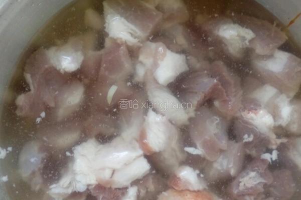 香菇炖肉的做法图解1