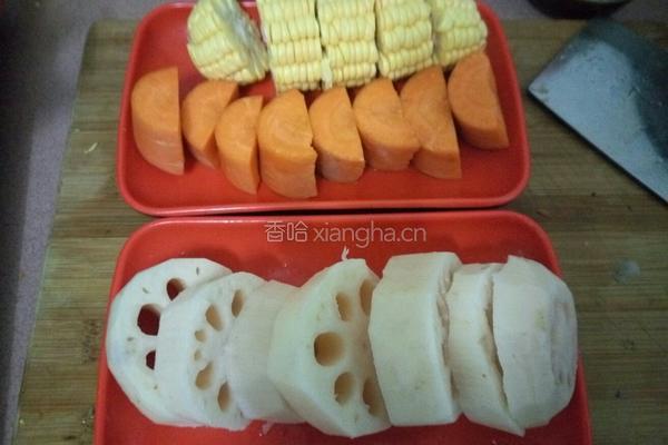 莲藕玉米龙骨汤的做法图解2