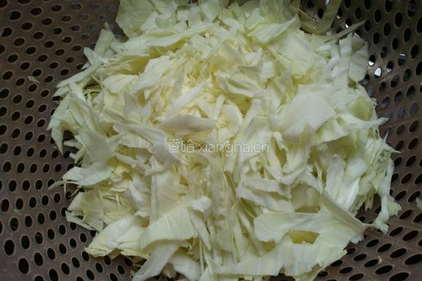 包菜炒肉的做法图解1
