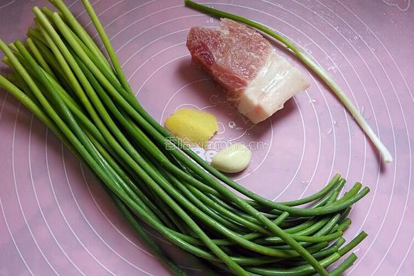 蒜苔肉丝捞面的做法图解1