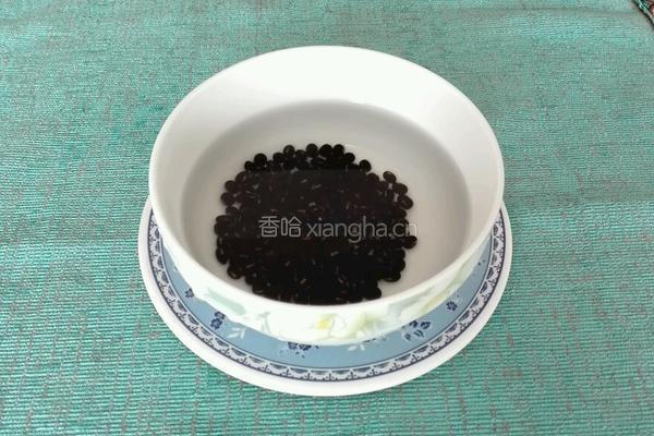 红糖黑豆甜汤的做法图解2