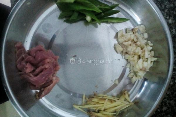 风味不同的干煸鱿鱼丝的做法图解1
