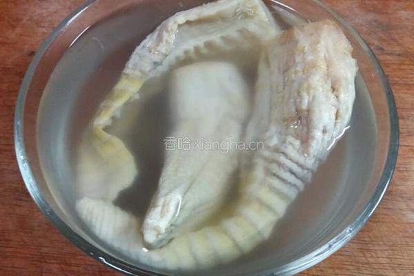 外婆笋干烧肉的做法图解1