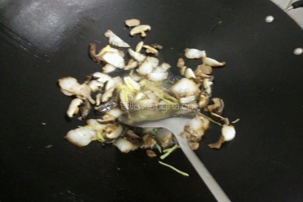 蘑菇瘦肉炒鱼泡的做法图解2