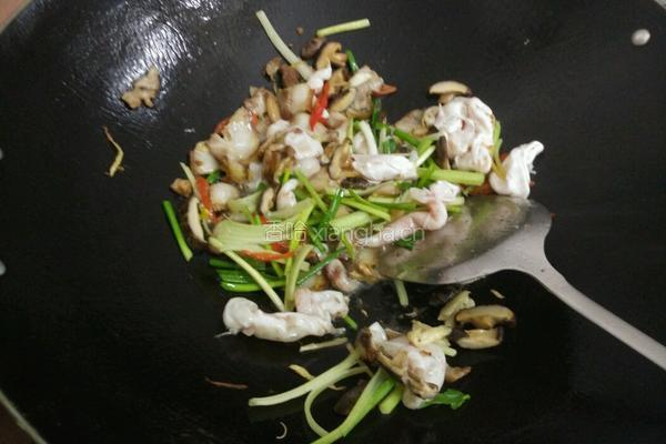 蘑菇瘦肉炒鱼泡的做法图解3