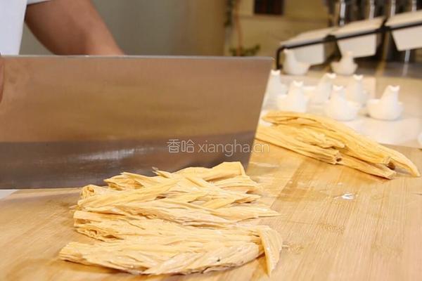 腐竹木耳炒肉的做法图解1