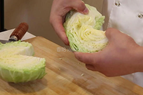 锅炝圆白菜的做法图解1