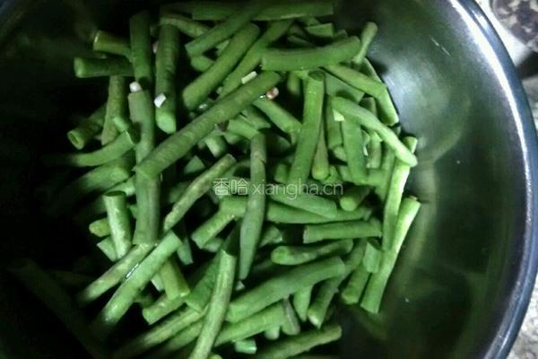 广式香肠炒豆角的做法图解2