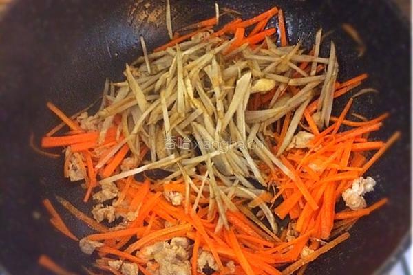 牛蒡胡萝卜丝炒肉丁的做法图解4