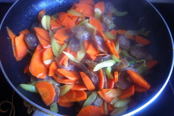 西芹胡萝卜炒腊肠的做法图解6