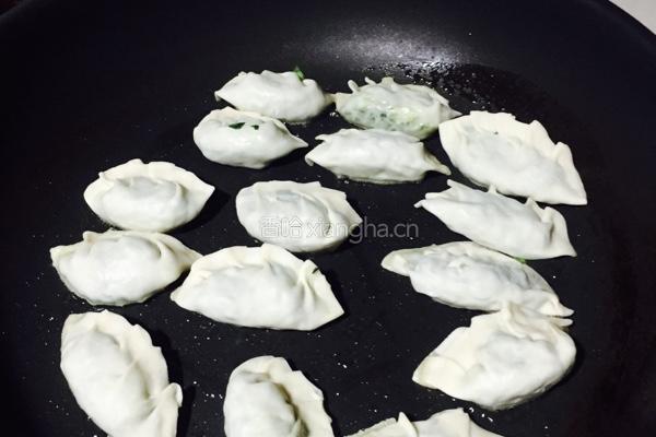 生煎韭菜饺的做法图解4