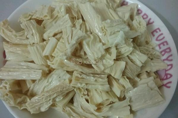 白菜炒腐竹的做法图解1