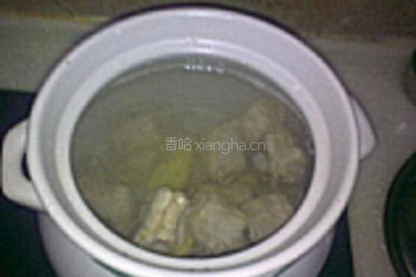 胡萝卜玉米排骨汤的做法图解3