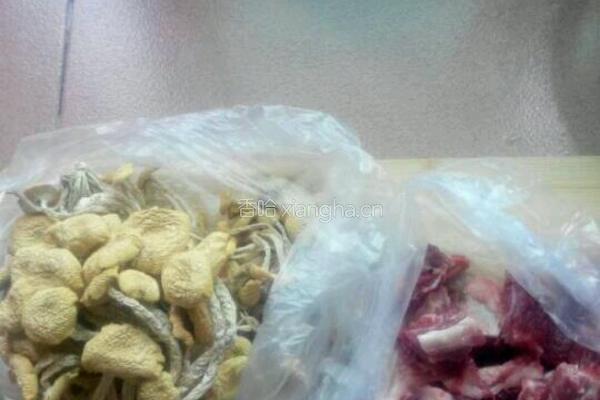 茶树菇排骨汤的做法图解1