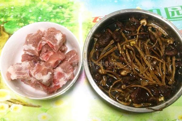 茶树菇排骨汤的做法图解1