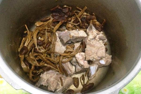 茶树菇排骨汤的做法图解3