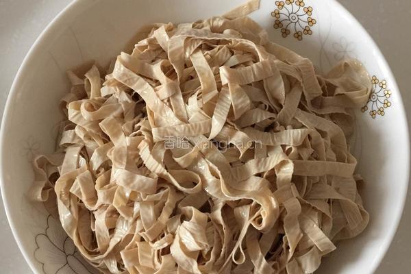 凉拌油豆腐皮的做法图解2