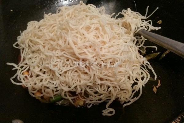 炒细面的做法图解3