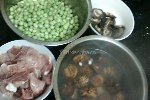青豆板栗猪肉饭的做法图解1